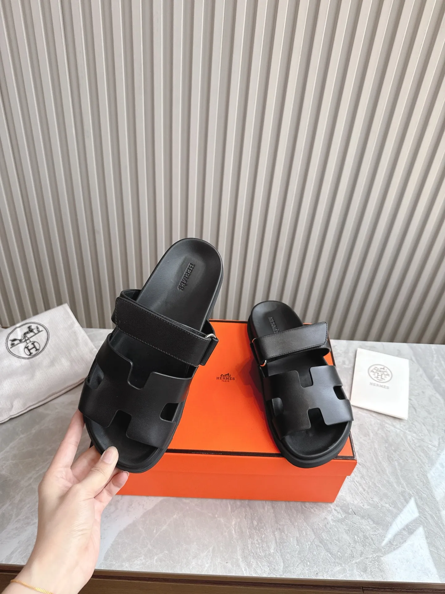 p480🐮🐮Couple model (top version) H family 2024 spring and summer new style HERMES Hermes' recently popular couple model pig nose angle sandals and slippers, paired with various colorful socks, popular. Upper: imported original deerskin (the genuine leather edging is not ordinary super migration). Lining: imported genuine leather. Outsole: Tpu non-slip and wear-resistant outsole. Size: Female 35-42 (40/42 non-returnable and non-exchangeable) Male size: 39-45 (45 non-refundable and non-exchangeable)